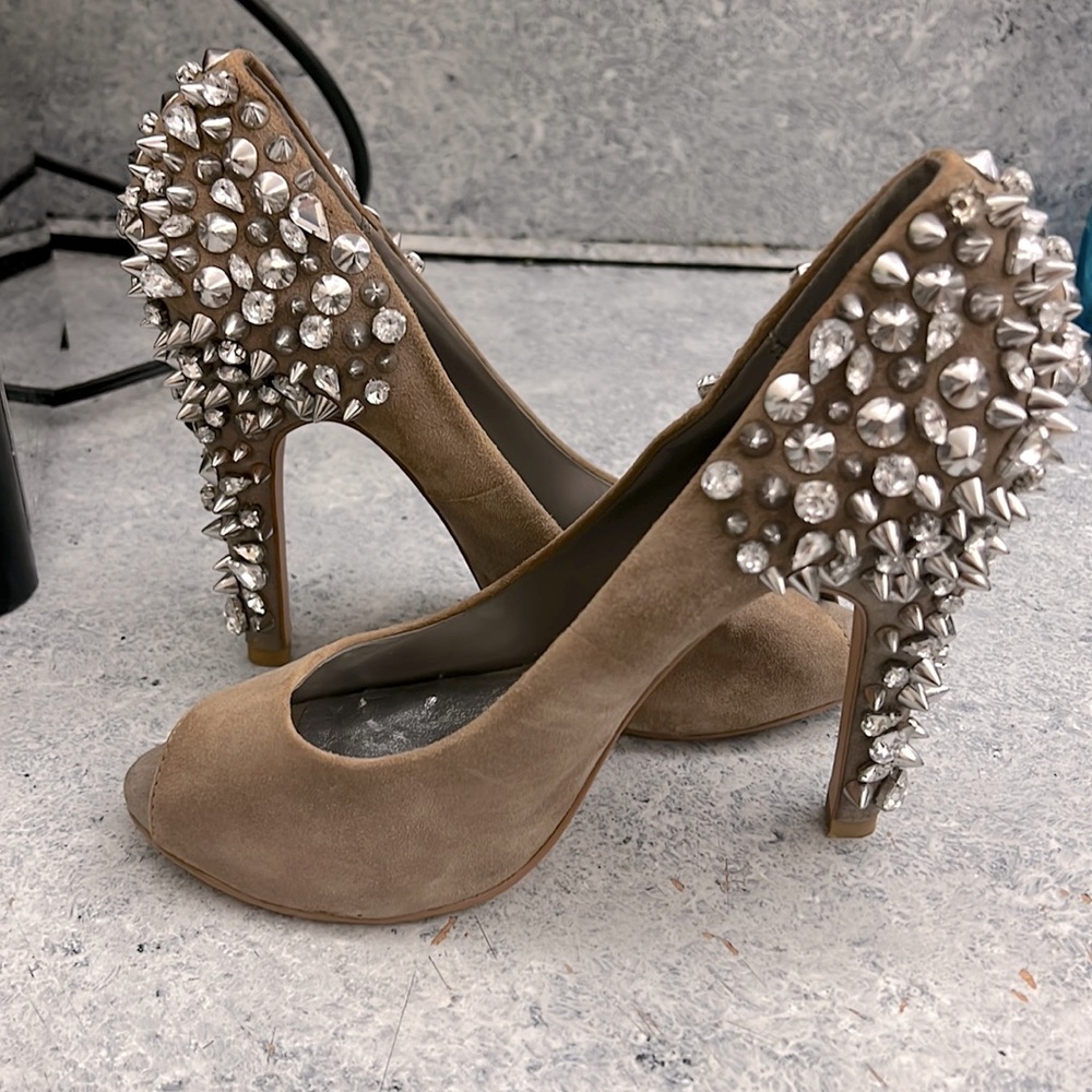 Spectacular spike shoes.